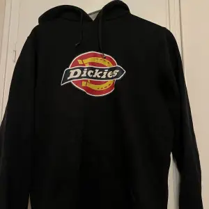 dickies hoodie i st S, fint skick  150kr 