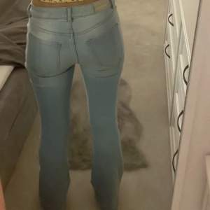 Lågmidjade jeans från Lindex som inte går att köpa längre, vet inte vilken storlek men skulle säga 34 ungefär, sitter bra på mig i längden som är 166