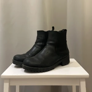 ROOTS BOOTS - Använda men i ganska gott skick. Bra till vintern. 