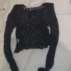 långärmad - Säljer denna långärmade tröjan i mysigt material, tror den är virkad!