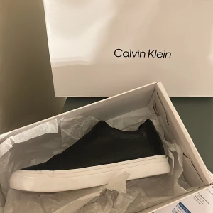 Calvin Klein skor  - Säljer dessa as snygga Calvin Klein skor, köptes förra månaden men bara använt ett fåtal gånger. Som nyskick. 