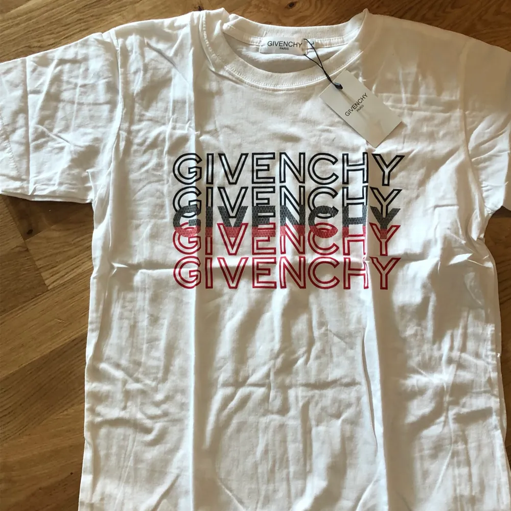 Givenchy tröja storlek m . T-shirts.