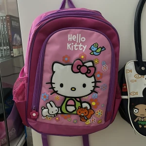 Hello kitty ryggsäck - Säljer för att jag har tsppst intresse av den, helt ny och har inga fläckar. 37cm lång och 31cm bredd. Klicka på köp om du vill köpa, kontakta om du har frågor!
