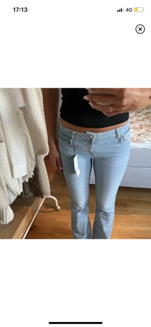 Zara jeans - Ett par ljusa jeans ifrån zara. Köpta här på plick och avklippta i benen för att passa en som är 160-163. Säljer då de är lite stora på mig. Köpta för 320kr💕( lånade bilder från förra säljaren ) 