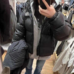 North face nuptse 1996 retro - Jag säljer min North Face Nuptse 1996 retro i svart, XS. Nypris: 3899kr. Jackan är i fint skick, inga skador. Men SIZE!!  Kom priv för frågor <3