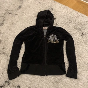 Juicy Culture  - Juicy culture Säljer den för 200kr faktiskt det enda felet den har är ärmarna men jag tror att med sömnad kommer den att bli som ny igen! 