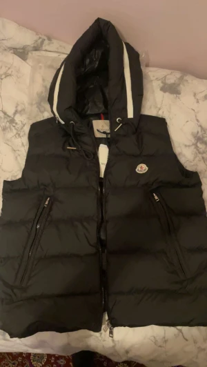 Moncler väst - Moncler väst helt ny sitter jätte bra 