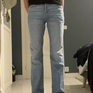 Jeans - Säljer dessa jeans från lager 157 i modellen icon för att den inte kommer till användning längre🩷 Passar dem som är mellan 160 till 170 typ🩷använd typ 5 gånger så inga defekter. Pris diskuteras om de är så🩷 skriv för fler bilder m.m🪩 