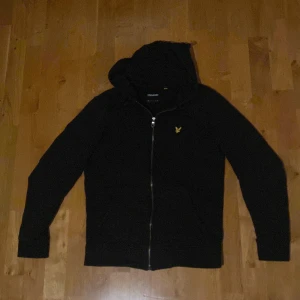 Lule&scott zip - Säljer min lyle&scott zip hoddie för att den är för liten. Köpt i Stockholm på lyle&scott butiken för 749kr. Har ej kvitto. Skriv för fler frågor eller bilder. Storlek xs man