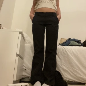 Lågmidjade kostymbyxor  - Säljer mina kostymbyxor från bil bok! Storlek 34 men har klippt de då dem had en slitt jag inte gillade och de va för långa så klippte dem så de passar folk i längden runt 1,60! Köpte för 699 säljer för 350!!