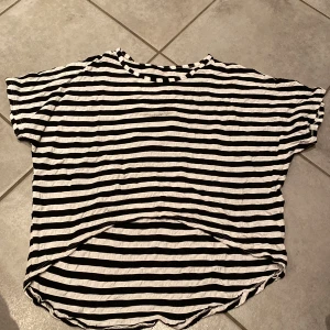 Tröja  - Randig tröja, kort fram och lång bak, knappt använd, liten storlek