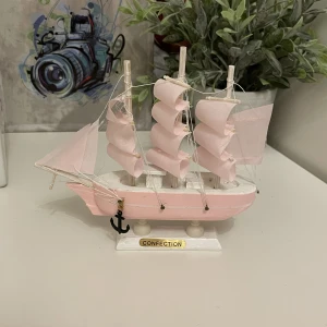 Dekorations båt - En fin dekorations segelbåt.💗 Ca 15x15 