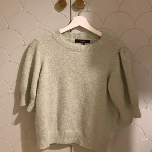 Tröja från Vero Moda - En superskön och härlig ljusgrön tröja från Vero Moda. Köpt för ca ett halv år sedan men inte kommit till mycket användning. Köptes för ca 300kr säljer för 150. Tveka inte att kontakta om intresse🥰. Storlek M men passar mig som har S!