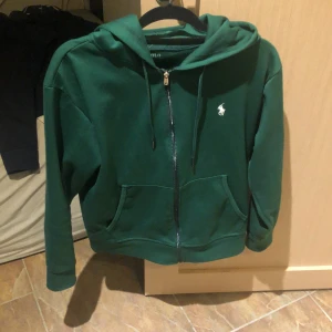 Ralph Lauren Zip Hoodie  - Grön Ralph lauren Zip Tröja Storlek S Skick 9,5/10 använt runt 5 gånger. Priset kan diskuteras!