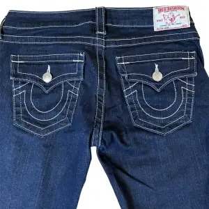 True religion jeans i nyskick, modellen ”Julie”, tyvärr för stora för mig. Storlek:28 Midjemått:40cm Innerbenslängd:75cm Grenlängd:20cm Pris:529kr 