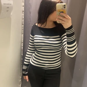 Randig söt tröja💕 - En jättefin randig tröja!! Har vikt upp tröjan i bilden så den är egentligen lite längre. Passar bra för mig som brukar ha S eller M i tröjor. Skriv för mer info🦋🦋