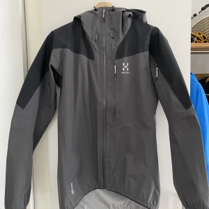 Haglöfs jacka - Regnjackan har använts cirka 3 gång så jackan är i Nyskick. Nypris ligger på 3000kr! Tveka inte på att skriva