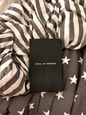 Ideal of sweden  - Detta är en ideal of Sweden skal, den är i full Skick. Den är till för 12 phone, kan inte ha den mer har en ny mobil vill sälja den så snabbt som möjligt 😊