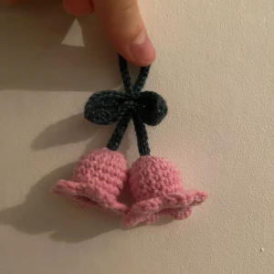 Nyckelhänge - Virkat hänge som kan hängas på nycklar, hörlurar, väskor mm. Längden på snöret bestämmer du själv.  Kan göras i fler färger😊 Frakt tillkommer