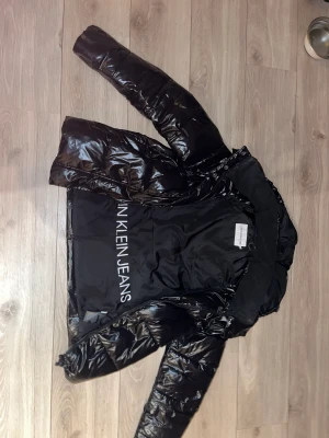 Calvin Klein jacka  - Säljer min fina vinterjacka för vill ha en ny, har använt den en vinter. Inga defekter på den.  Jag har den i storlek L men passar mer M  Köpte den för 2200. 