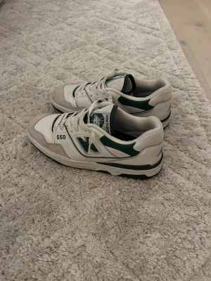 New Balance 550 - New Balance 550  Ett par fräscha sneakers som är mycket sköna!  Använda uppemot max en månad. Skicket är i princip som helt nya. Storlek 45,5 passar även 44,5 bra och innebär att de är lite små i storlek.   900kr exklusive frakt!