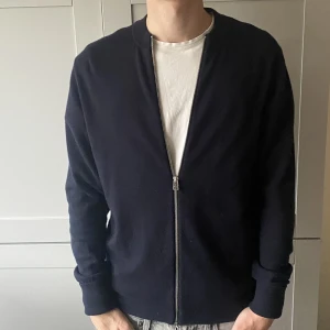 Filippa K kofta - Snygg mörkblå kofta utan krag från Filippa K i storlek S. Skicket är använt men bra. Vårat pris: 399kr. Modellen är 181cm och väger 70kg. Pris kan diskuteras. Hör av dig vid frågor eller funderingar!