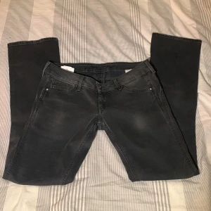 Pepe Jeans - Säljer dessa så himla snygga low waist bootcut Pepe Jeans då dom tyvärr var försmå för mig. Dom är i storlek 36 och har inga defekter! Skriv vid frågor💕