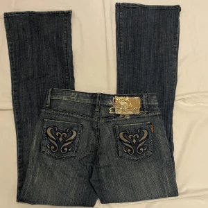 Love collection jeans - Bootcut + low waist. Storlek 28. Midja: 38cm x2. Lår: 27. Från skrev till midja: 19cm. Innerbenslängd: 81cm. Benöppning: 25cm.