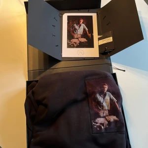 Limitato hoodie - Säljer nu denna snygga Limitato hoodien. Säljer den pga att jag inte använder den långre. Den är en del solblekt. Den är mörkblå