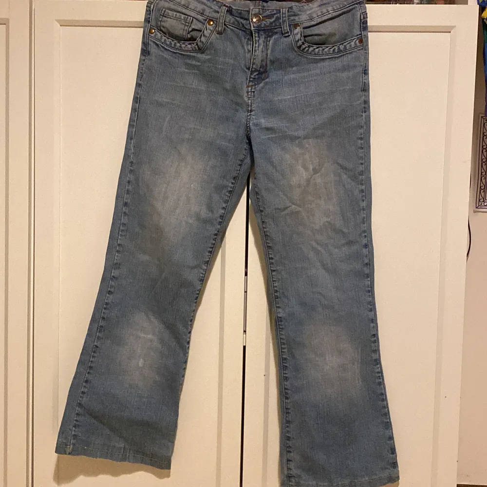 Fina jeans som har varit anväda två gånger på bild två kan man se att det saknas lite dimons ( skriv om mer bilder eller om du undrar någon ) köpte dom för 209kr. Jeans & Byxor.