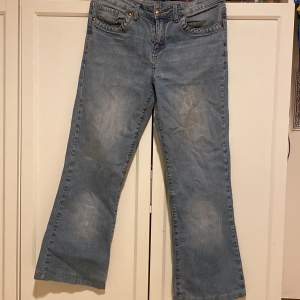 Fina jeans som har varit anväda två gånger på bild två kan man se att det saknas lite dimons ( skriv om mer bilder eller om du undrar någon ) köpte dom för 209kr