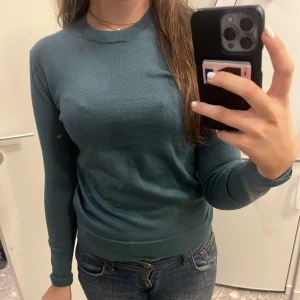 Tjocktröja - Jättefin blå långärmad tröja som inte kommer till användning längre, bara att fråga om de är nåt! Passar S-M