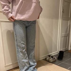 Ett par baggy jeans från weekday. Säljer då de inte passar längre. De är dock highwastied. Storleken är 25/34. Nypris är 590kr och modellen är Rowe. Säljs för 300kr och priset kan förhandlas! Jag är 158 cm och de är för långa för mig. 