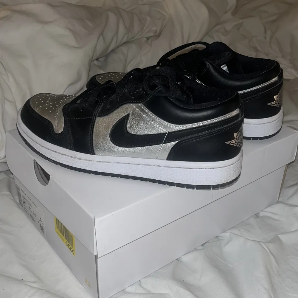 säljer nu mina jordan 1 low då dom inte används, skorna är i nyskick och passar bra till en snygg outfit. Lite creases men kan enkelt fixas innan dom skickas om de önskas. Skickas så fort som möjligt! Hör av er vid frågor, pris kan diskuteras.💕(kartong). Kengät.