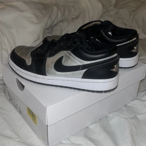 jordan 1 low silver - säljer nu mina jordan 1 low då dom inte används, skorna är i nyskick och passar bra till en snygg outfit. Lite creases men kan enkelt fixas innan dom skickas om de önskas. Skickas så fort som möjligt! Hör av er vid frågor, pris kan diskuteras.💕(kartong)