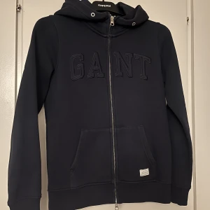 Gant hoodie - En gant hoodie köpt på johnells med luva, det är strl xs 