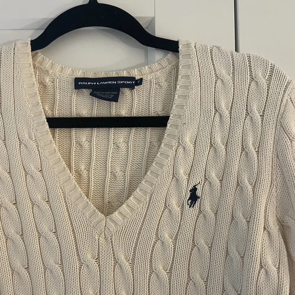 Säljer denna fina Ralph Lauren tröjan då den inte kommer till användning. Använd typ 2 gånger så i ett väldigt fint skick. Storlek M på lappen men passar XS och S också💗. Tröjor & Koftor.