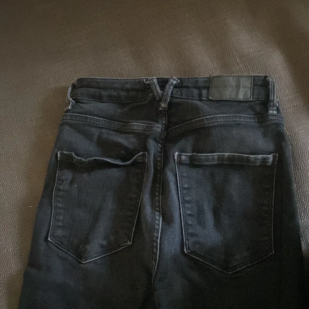 Molly Gina Jeans i strl. 36, jeansen är i bra skick endast lite slitna på insidan av benen men inget tydligt 😊. Jeans & Byxor.