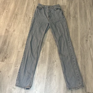 Jeans - Använd några gånger, men fint skick. Mer blåa i verkligheten