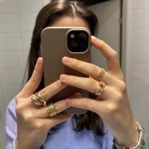 Massa nya ringar i lager!! - Massa olika ringar i olika modeller. De är justerbar och passar därför alla. Ringarna är guld/silver pläterade.  Skriv för specifika bilder och pris då vissa är billigare än andra ! Kontakta vid intresse av köp! 💓