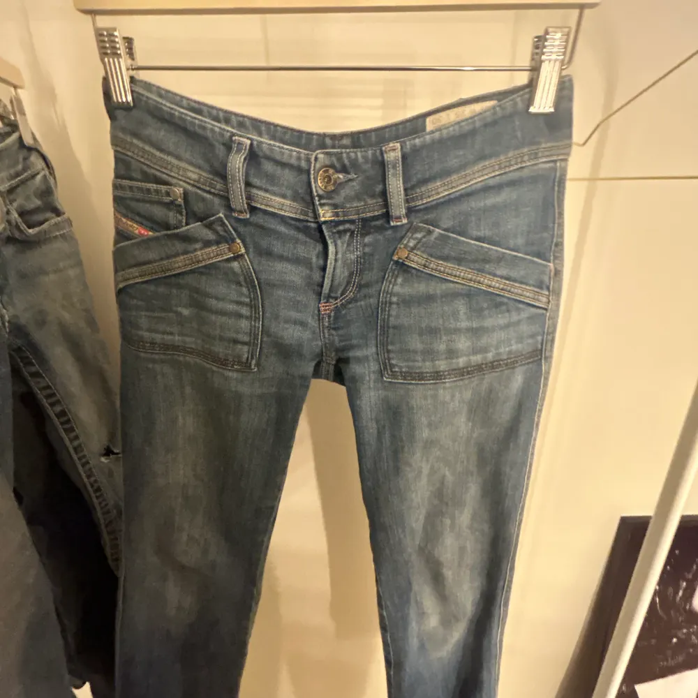 As snygga! Midjemått under 70 typ cm runt om och passar nån upp till 160. Jeans & Byxor.