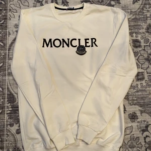 Moncler - En fin Moncler tröja till salu för 600kr!. Ganska bra skick på tröjan och den har inga defekter. Skicka ett meddelande till mig om det är något ni undrar över så svarar jag! 💫