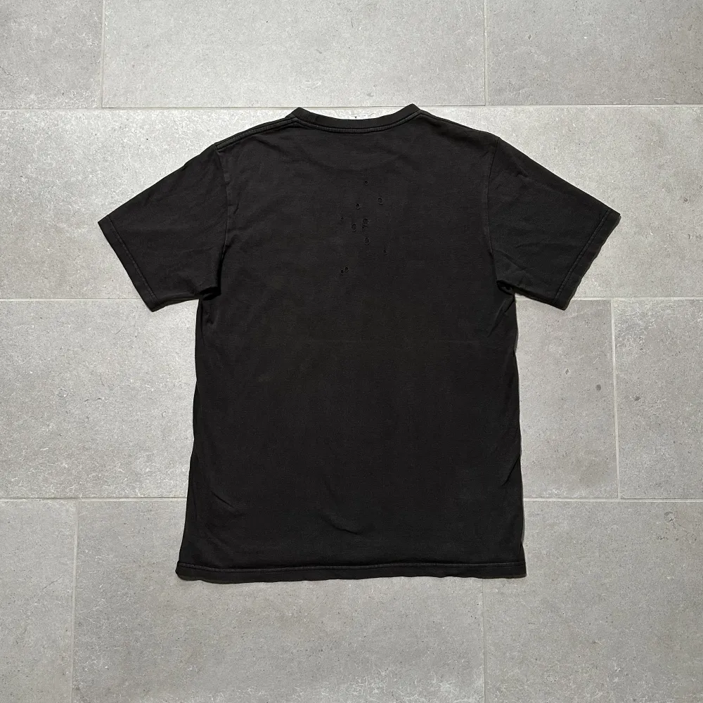 N(N) t-shirt med mosaik porträtt print på framsidan. Ovanlig storlek. Tröjan är i bra skick för sin ålder. Har en ”urtvättad” svart färg.. T-shirts.
