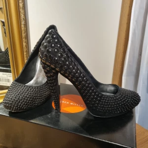 Karen Millen pumps - Pumps från Karen Millen med svarta pärlor.   Skickas i original kartong.  Använda men i fint skick.  Nypris 2500 kr.