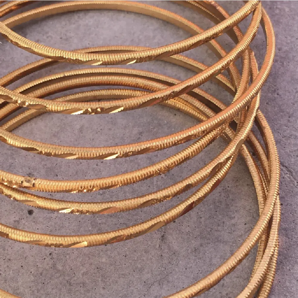 7 st guldarmband, helt nya och oanvända. De är 6cm i diameter. Inte äkta guld såklart men ser ut som det. Frakt tillkommer. Skriv gärna vid frågor 💛💛. Accessoarer.