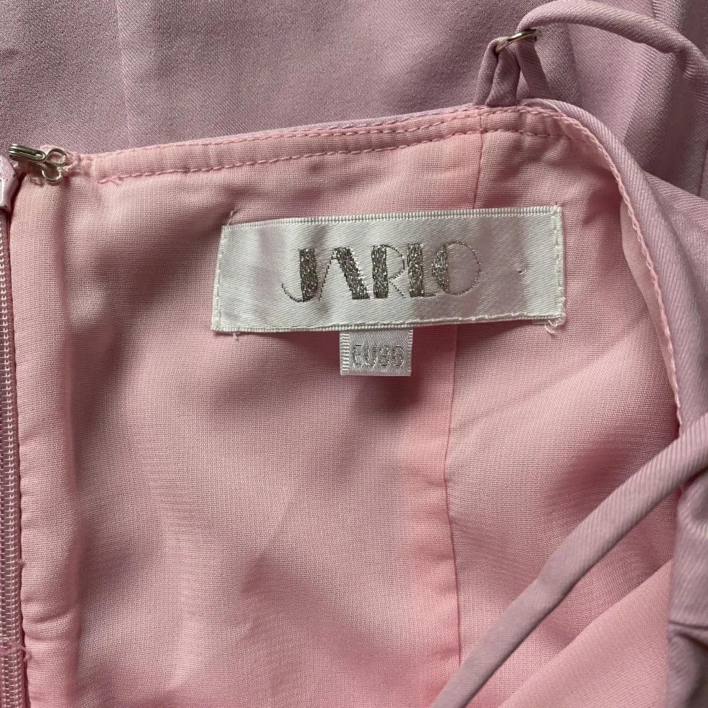 Superfin balklänning i rosa/lila 💕I nyskick utan defekter. Köpt på Zalando av märket Jarlo för 1500kr. Storleken är 36. . Klänningar.