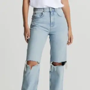 Snygga trendiga jeans från Gina Tricot.  Använda en del därför det billiga priset. Men sitter jättefint på.