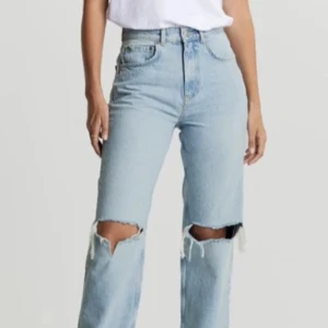 Blå jeans - Snygga trendiga jeans från Gina Tricot.  Använda en del därför det billiga priset. Men sitter jättefint på.