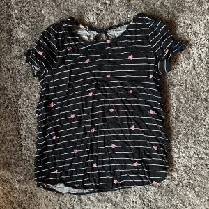 Blus ifrån Vero Moda - Använd ett par gånger men är i super skick!🌟 Säljs pga flytt! ❗️KOMMER IFRÅN DJURFRITT & RÖKFRITT HEM❗️ 💖Köparen står för frakten💖