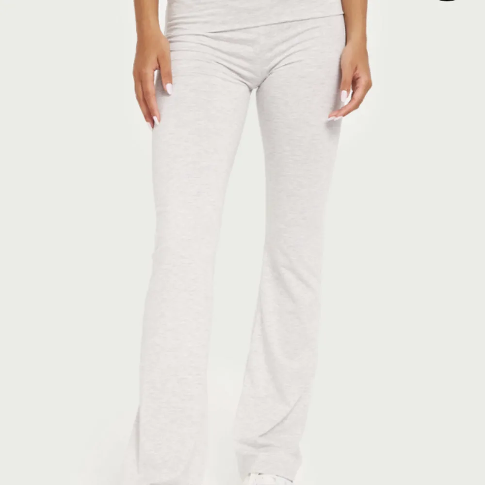 Säljer snygga gråa joga pants. Från Nelly, helt oanvända. Pga att det är lite stora på mig. Ordinarie pris 299kr och prislapp kvar. . Jeans & Byxor.